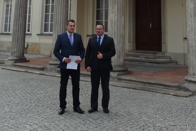 Prezydent Łomży Mariusz Chrzanowski i jego doradca Mariusz Giełgut przed siedzibą Ministerstwa Kultury i Dziedzictwa Narodowego