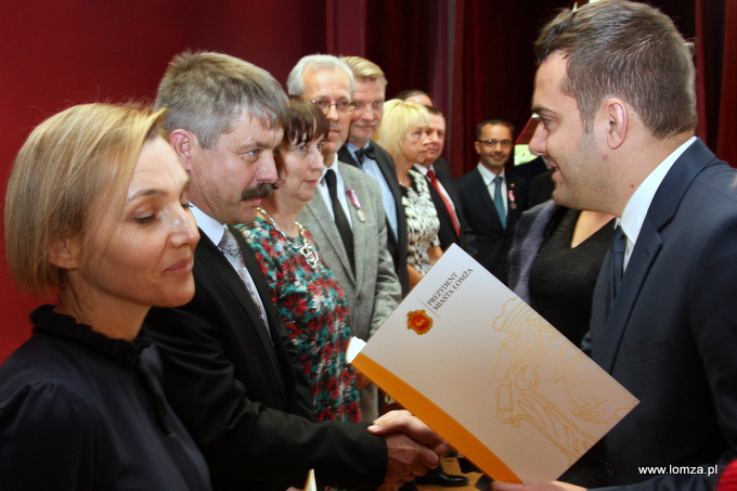 Prezydent Łomży Mariusz Chrzanowski wręczył nagrody nauczycielom z łomżyńskich placówek oświatowych