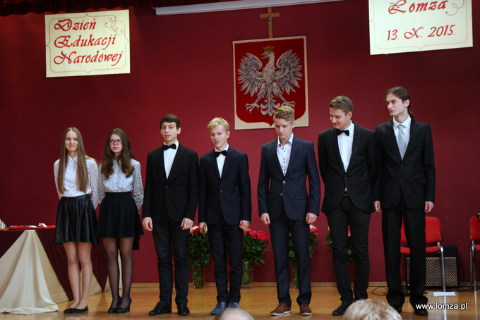 uroczystość uświetniła część artystyczna w wykonaniu młodzieży II LO w Łomży