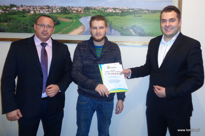 Kacper Wysocki (w środku), właściciel firmy "Stander", odebrał z rąk Prezydenta Łomży Mariusza Chrzanowskiego (z prawej) certyfikat Firmy Przyjaznej Rodzinie. Pierwszy z lewej - doradca Prezydenta Mariusz Giełgut