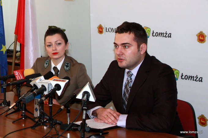 Prezydent Łomży Mariusz Chrzanowski i Katarzyna Sobocińska z Nadleśnictwa Łomża