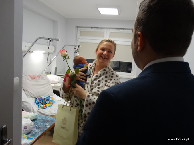 Róże oraz wyprawki z rąk Prezydenta otrzymały wszystkie mamy znajdujące się na oddziale