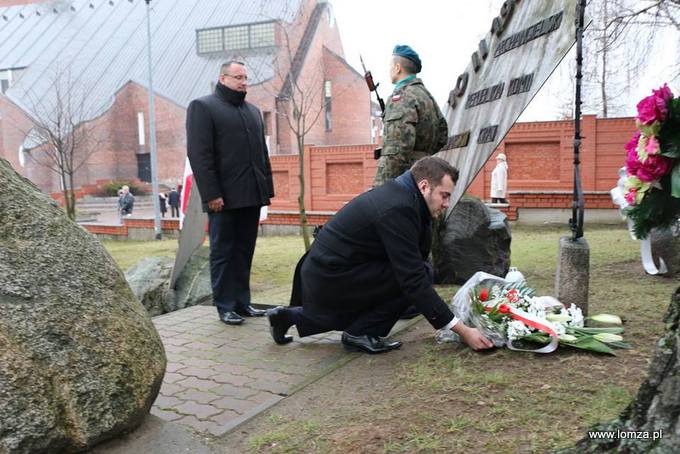 Prezydent Łomży składa wieniec  pod pomnikiem "ku czci ofiar zbrodni katyńskiej". Z lewej, jego doradca Mariusz Giełgut