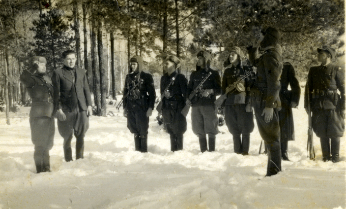 por. Zdzisław Witkowski ps. "Płomień" składa meldunek por. Zbigniewowi Żwańskiemu ps. "Noc", foto 1947 r.