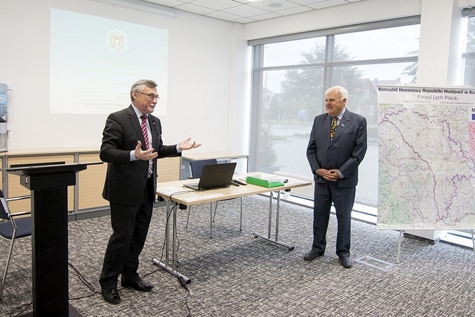Od lewej: Iurie Bodrug - ambasador Republiki Mołdawii w Polsce oraz Lech Pilecki, konsul honorowy Republiki Mołdawii w Białymstoku