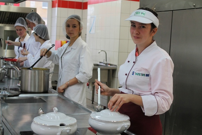 Uczennice łomżyńskiej "Wety" podczas Światowych Dni Żywności