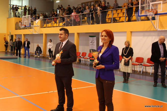 Puchary wręczali Prezydent Łomży Mariusz Chrzanowski i posłanka Bernadeta Krynicka