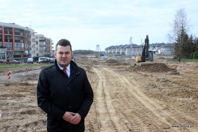 Prezydent Łomży Mariusz Chrzanowski podczas wizytacji przebudowy ulicy Zawadzkiej