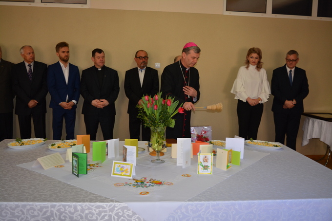 ks. Biskup Tadeusz Bronakowski dokonał poświęcenia wielkanocnych jajek
