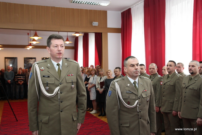 Major Rabek (z lewej) kierował Warsztatami Technicznymi przez 6 lat. Jego obowiązki przejął tymczasowo kapitan Marek Niedźwiedzki (z prawej)