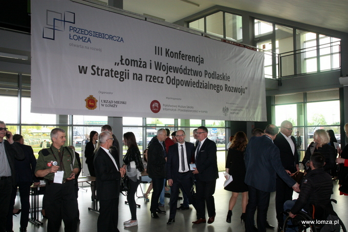 konferencja "Przedsiębiorcza Łomża – otwarta na rozwój: Łomża i województwo podlaskie w Strategii na rzecz Odpowiedzialnego Rozwoju" odbyła się w Państwowej Wyższej Szkole Informatyki i Przedsiębiorczości w Łomży