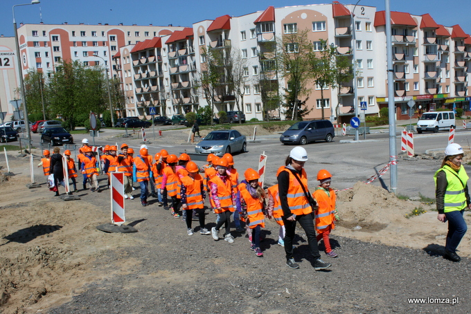 dzieci przechodzące przez ulicę Zawadzką przy skrzyżowaniu z ulicami Niemcewicza i por. Łagody