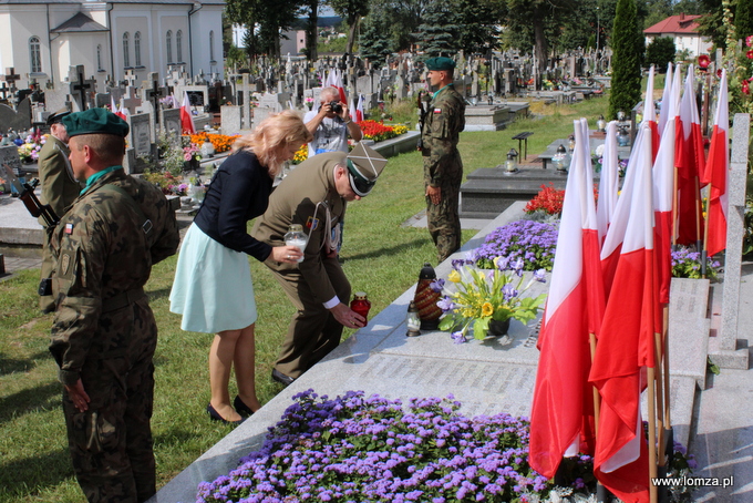 wśród osób zapalających znicze na mogiłach żołnierskich była zastępca Prezydenta Łomży Agnieszka Muzyk