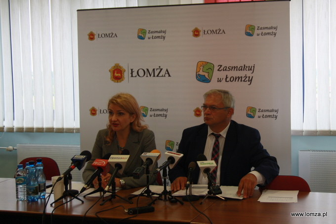 Agnieszka Muzyk, zastępca Prezydenta Łomży (po lewej) Andrzej Piechociński, naczelnik Wydziału Edukacji Urzędu Miejskiego w Łomży (po prawej)