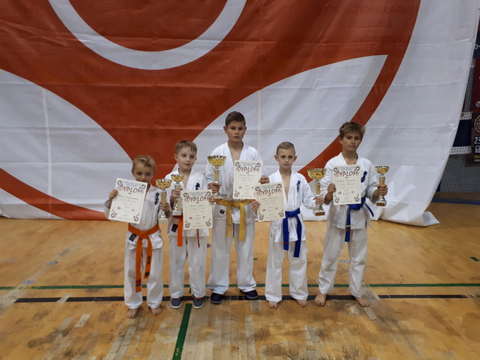 Młodzi karatecy z Łomżyńskiego Klubu Karate