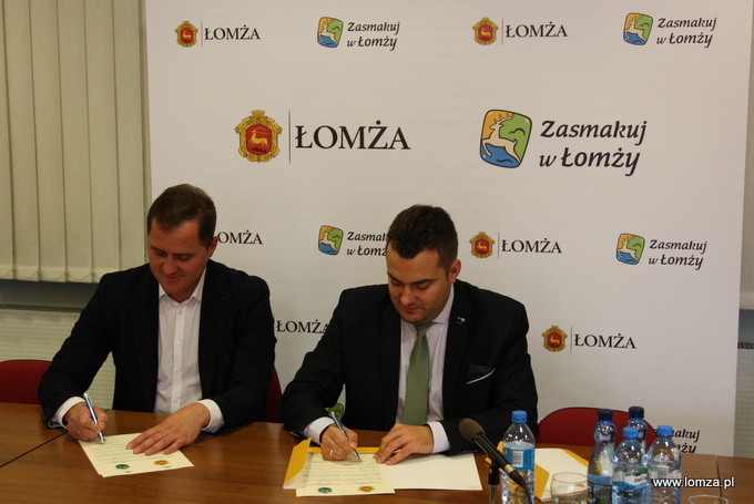 List intencyjny podpisują: prezydent Łomży Mariusz Chrzanowski (z prawej) oraz mer Borysławia Ihor Jaworskyi