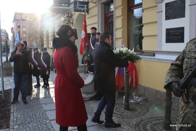 Hołd poległemu w walce o niepodległość Leonowi Kaliwodzie, oddały władze miejskie. Symboliczny wieniec składa prezydent Łomży Mariusz Chrzanowski. Obok jego zastępca Agnieszka Muzyk