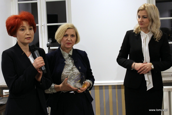 Ewa Matejkowska i Dorota Grabowska z nagrodą "Łomżyńska Inicjatywa Społeczna Roku 2017" dla Bursy Szkolnej nr 3 