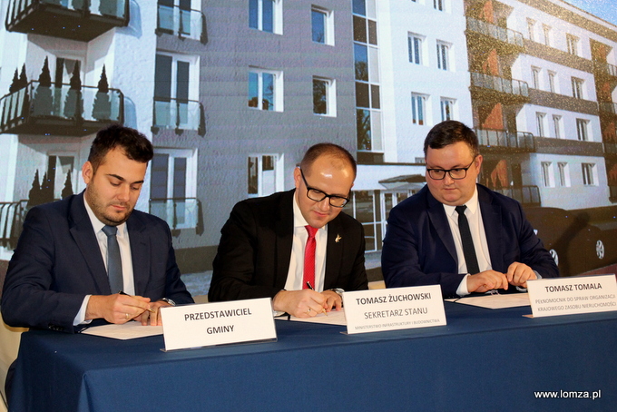 porozumienie dotyczące finansowania inwestycji Prezydent Łomży Mariusz Chrzanowski podpisał z pełnomocnikiem rządu ds. organizacji Krajowego Zasobu Nieruchomości Tomaszem Tomalą oraz pełnomocnikiem rządu ds. budowy mieszkań Tomaszem Żuchowskim