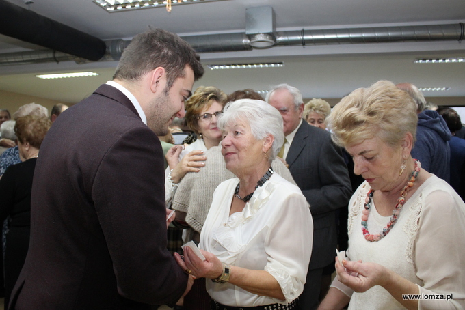 Opłatkiem z seniorami przełamał się prezydent Łomży Mariusz Chrzanowski