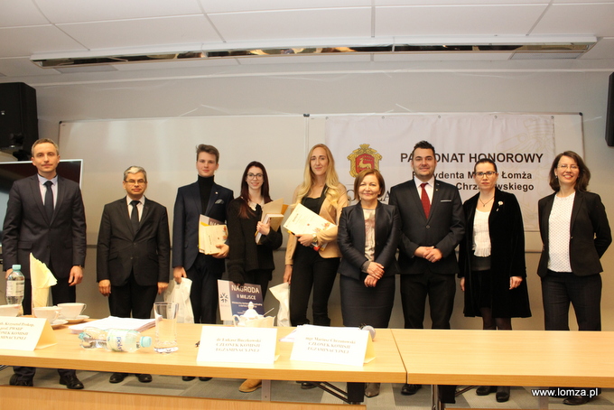 Organizatorzy i laureaci konkursu "Konstytucje państw europejskich" w komplecie