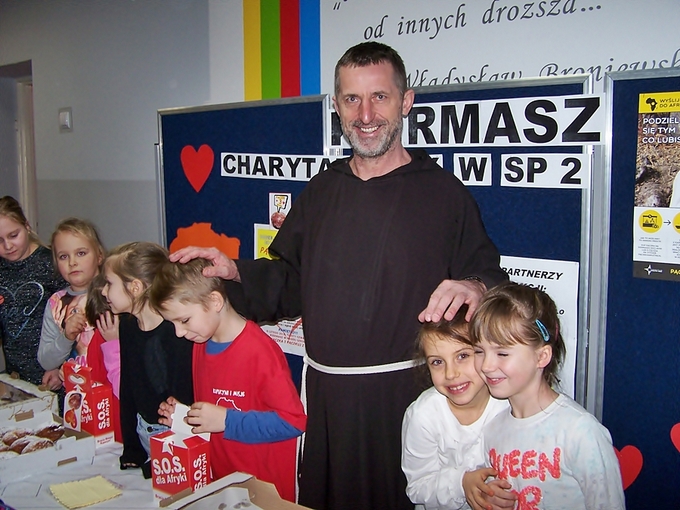 Kiermasz wspierał proboszcz Parafii p.w. Matki Bożej Bolesnej o. Mirosław Ferenc.