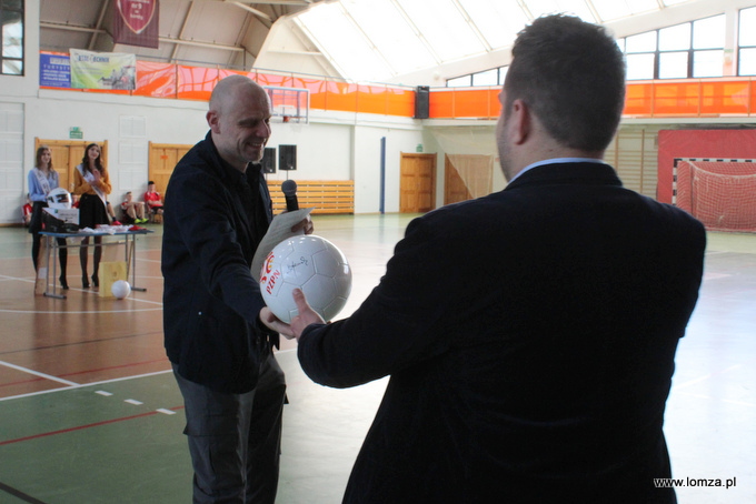 Piłkę z podpisem Zbigniewa Bońka wylicytował prezydent Łomży Mariusz Chrzanowski