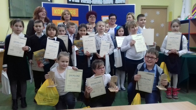 Uczestnicy konkursu z dyplomami i nagrodami ufundowanymi przez Urząd Miejski w Łomży