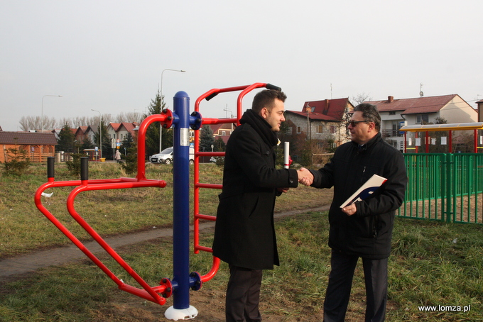 Prezydent Łomży Mariusz Chrzanowski i Andrzej Pyliński, dyrektor Oddziału I PKO BP w Łomży podczas przekazania siłowni zewnętrznej w 2016 roku