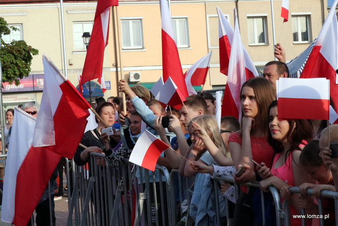 Na Starym Rynku można było spotkać wiele osób z biało-czerwonymi flagami
