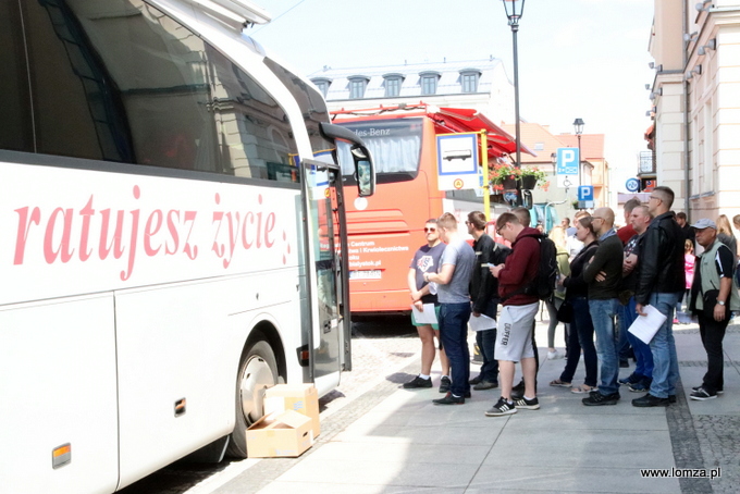 do krwiobusów ustawiały się kolejki osób chętnych do oddania krwi