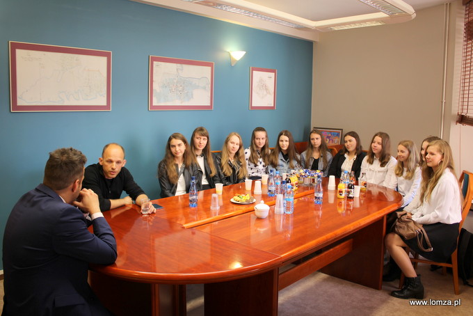 Prezydent Mariusz Chrzanowski spotkał się ze zwyciężczyniami turnieju "Łomża Cup"