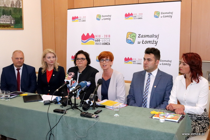 na zdjęciu: poseł Bernadeta Krynicka, prezydent Mariusz Chrzanowski, minister Elżbieta Rafalska, wiceminister Elżbieta Bojanowska, zastępca prezydenta Łomży Agnieszka Muzyk, poseł Lech Kołakowski