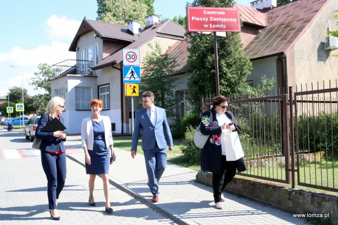 Prezydent Łomży Mariusz Chrzanowski w towarzystwie minister Elżbiety Rafalskiej i wiceminister Elżbiety Bojanowskiej oraz swojej zastępczyni Agnieszki Muzyk 