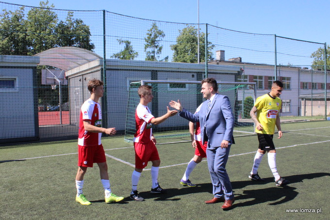 Pomimo licznych obowiązków służbowych prezydent Łomży Mariusz Chrzanowski znalazł chwilę, by przywitać uczestników turnieju
