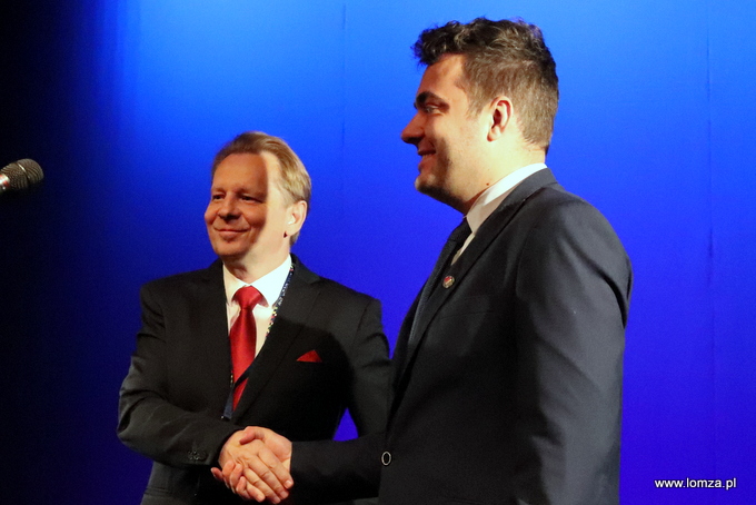 Prezydent Łomży Mariusz Chrzanowski oraz dyrektor Teatru Lalki i Aktora Jarosław Antoniuk