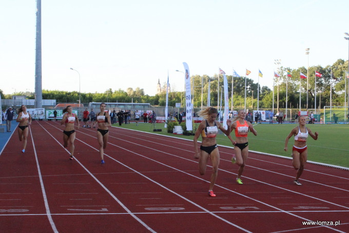 W biegu na 400 m kobiet pierwsza linię mety przekroczyła Natalia Kaczmarek