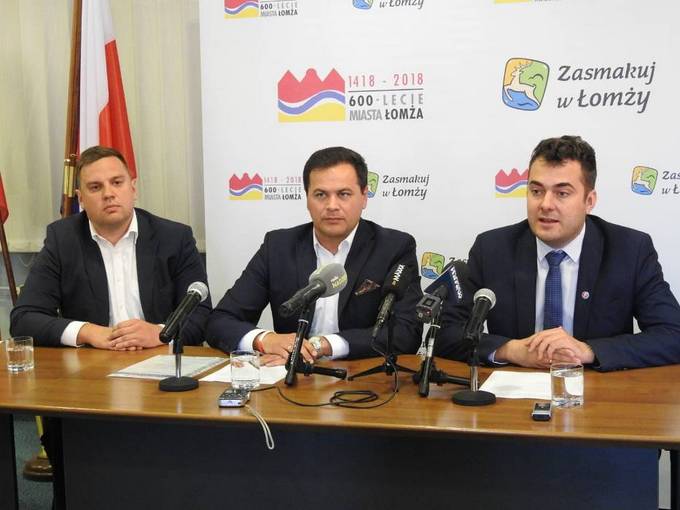 Od prawej: prezydent Łomży Mariusz Chrzanowski, Paweł Backiel (dyrektor OWES w subregionie łomżyńskim), Tomasz Wróblewski (kierownik biura OWES)
