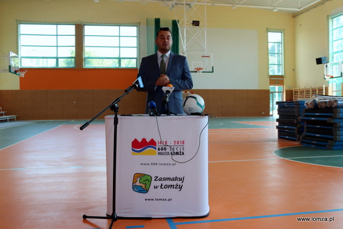 Prezydent Łomży Mariusz Chrzanowski w nowej sali sportowej Szkoły Podstawowej nr 7