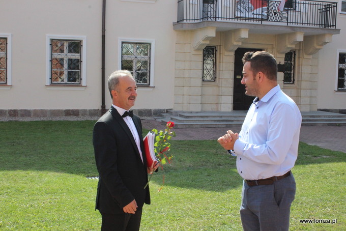 Prezydent Łomży Mariusz Chrzanowski podczas rozmowy z dyrygentem Grodzieńskiej Capelli Władimirem Bormotowem