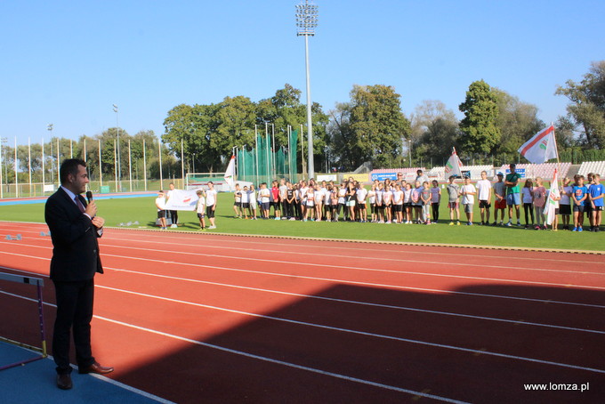 Prezydent Łomży Mariusz Chrzanowski życzył młodym sportowcom osiągniecia jak najlepszych wyników