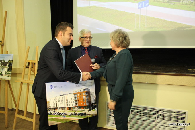 Prezydent Łomży Mariusz Chrzanowski wręczał nominacje w konkursie na najpiękniejszą budowlę