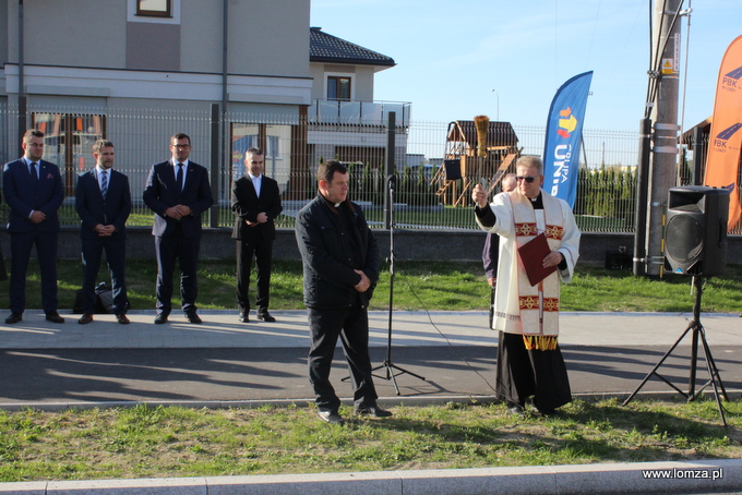 Ulicę poświęcili wspólnie ks. parł. dr Wojciech Nowacki, proboszcz parafii pw. Bożego Ciała oraz ks. kan. Andrzej Godlewski, proboszcz parafii pw. Krzyża Św.
