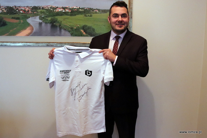 prezydent Mariusz Chrzanowski z koszulką przekazaną przez Krzysztofa "Diablo" Włodarczyka