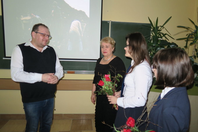 Nauczyciel Ewa Czerska dziękuje wraz z uczniami dr Jackowi Kurkowi za
wykład
