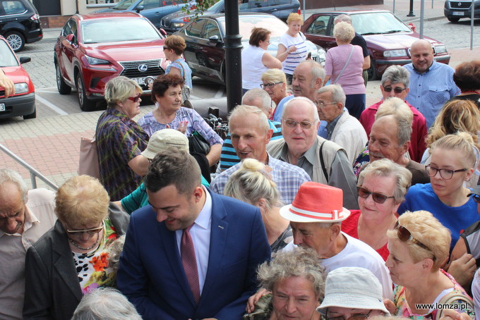 Prezydent Łoży Mariusz Chrzanowski podczas Seniorady na Starym Rynku (fot. archiwum)