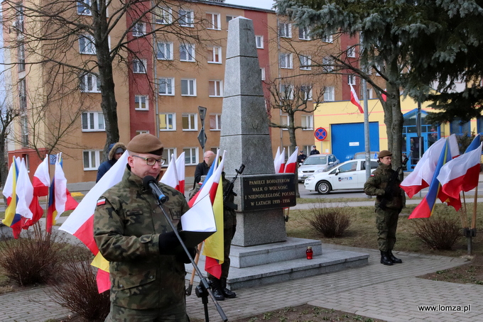 główne łomżyńskie obchody Narodowego Dnia Pamięci Żołnierzy Wyklętych odbyły się pod pomnikiem Pamięci Bohaterów Walk o Wolność i Niepodległość Polski w latach 1939-1956
