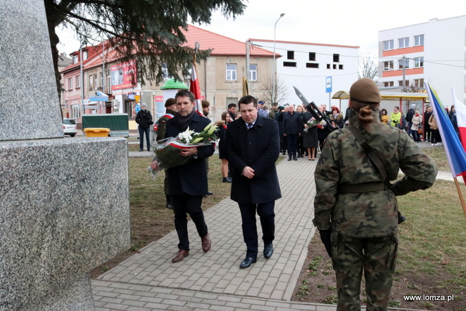 w imieniu mieszkańców kwiaty złożyli zastępcy prezydenta Łomży Andrzej Garlicki i Andrzej Stypułkowski