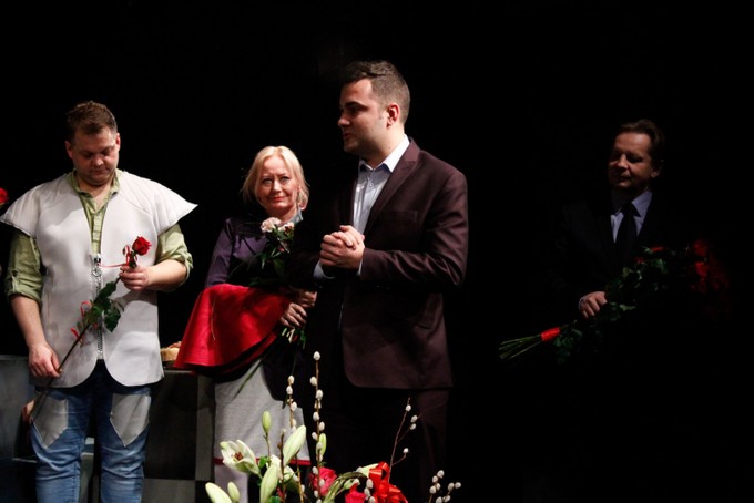 kolejnej premiery artystom Teatru Lalki i Aktora pogratulował prezydent Mariusz Chrzanowski