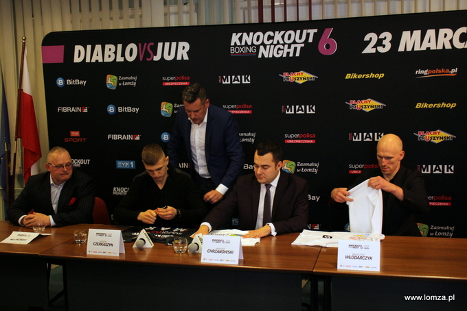 w trakcie konferencji bokserzy podpisali koszulki, które prezydent Mariusz Chrzanowski otrzymał do przekazania na cele charytatywne